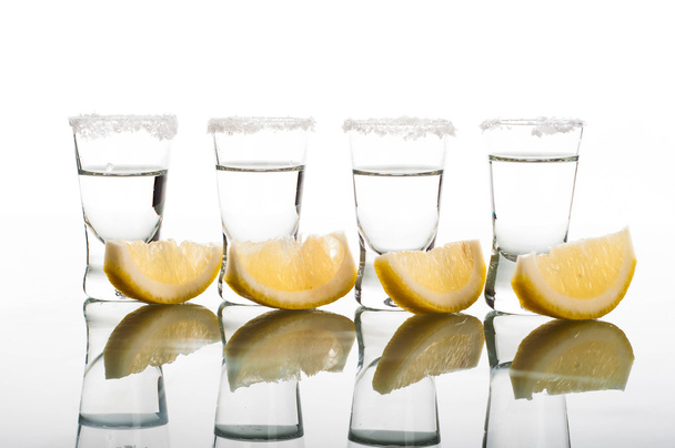 Four shots of vodka with lemon - Foto, afbeelding