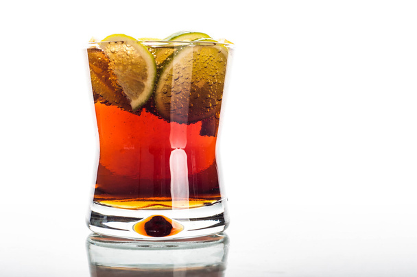 Glas cola met gesneden citroen - Foto, afbeelding