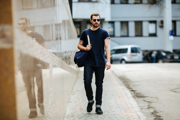 Homme confiant posant en jeans selvedge - Photo, image