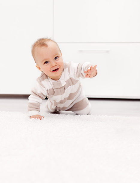 Baby girl learns to crawl - Foto, imagen