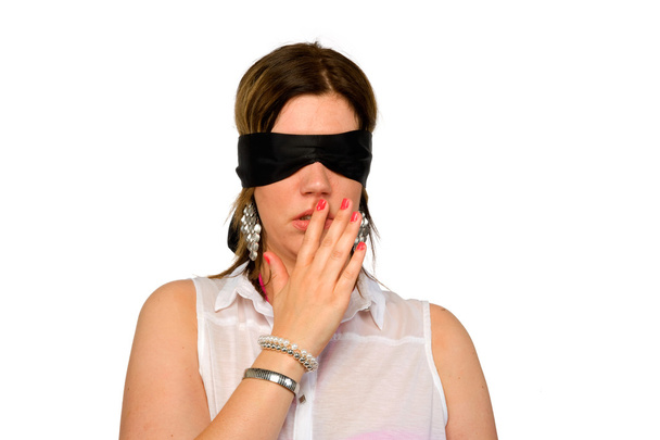 Mujer con los ojos vendados
 - Foto, imagen