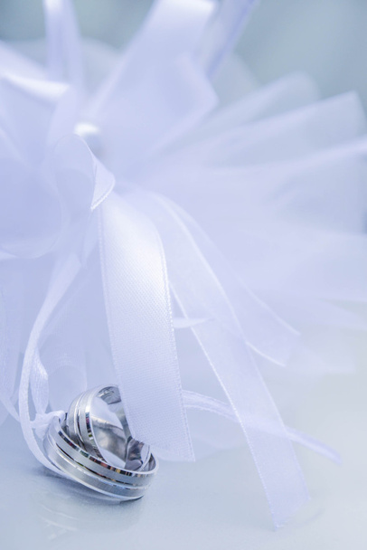 snubní prsteny bílé zlato - Fotografie, Obrázek