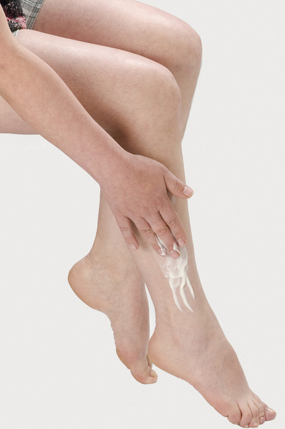 Les femmes prennent soin des jambes crème
 - Photo, image