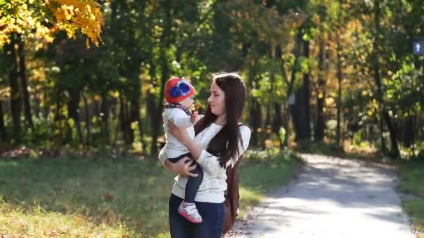 Mamá e hija bebé para un paseo en el otoño
 - Imágenes, Vídeo