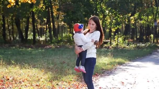 Mãe e bebê filha para um passeio no outono
 - Filmagem, Vídeo