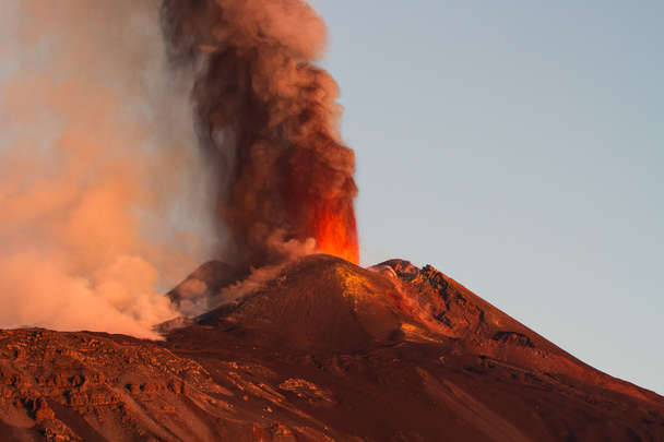 Eruzione vulcanica dell'Etna
 - Foto, immagini