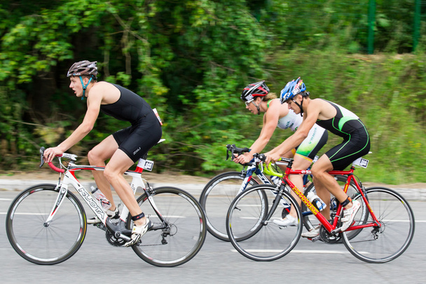 Moscow, Russia, August 16. Triathletes ride speed cycles during triathlon competition - Foto, afbeelding