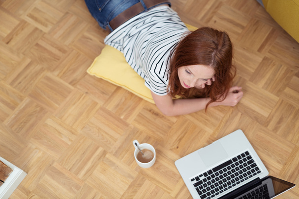 Woman Relaxing on the Floor with Laptop and Coffee - Foto, Imagem