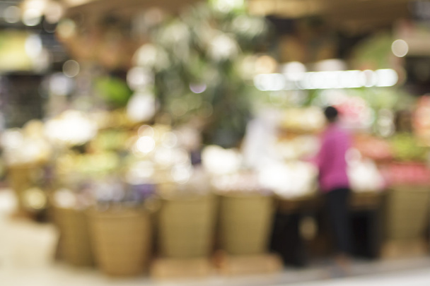 Szupermarket elhomályosítja a háttérben a bokeh, különböző áruk. - Fotó, kép