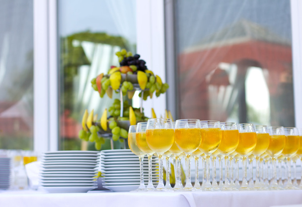 屋外の結婚式の宴会。結婚式。赤と白ワインのグラス。シャンパン グラス - 写真・画像