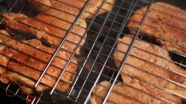 Vlees op de grill met vlammen close-up - Video