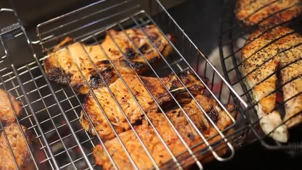 Fleisch auf dem Grill mit Flammen Nahaufnahme - Filmmaterial, Video