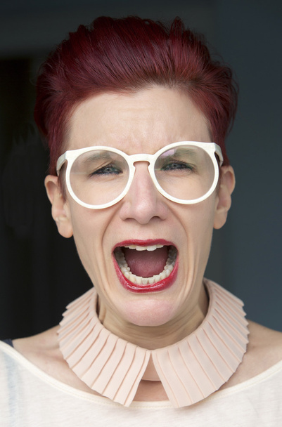 悲鳴を上げる赤髪の女性の肖像画 - 写真・画像