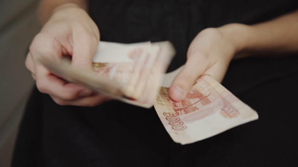 Nainen laskee rahaa
 - Materiaali, video