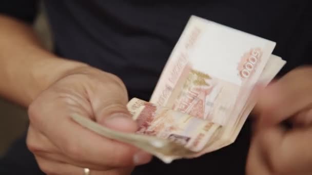Pénzt számoló férfi - Felvétel, videó