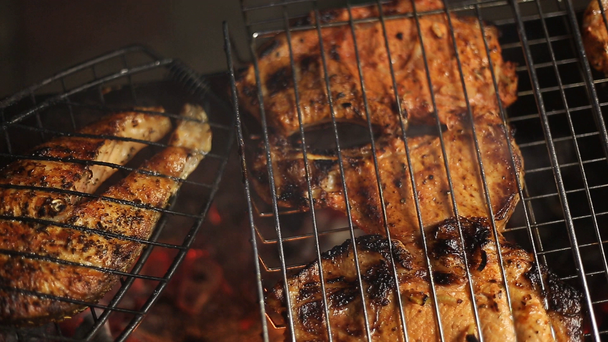 Κρέας στη σχάρα με φλόγες closeup - Πλάνα, βίντεο