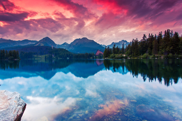 Lac de montagne dans le parc national High Tatra
. - Photo, image