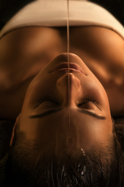 Широдхарский массаж - крупным планом
 - Фото, изображение