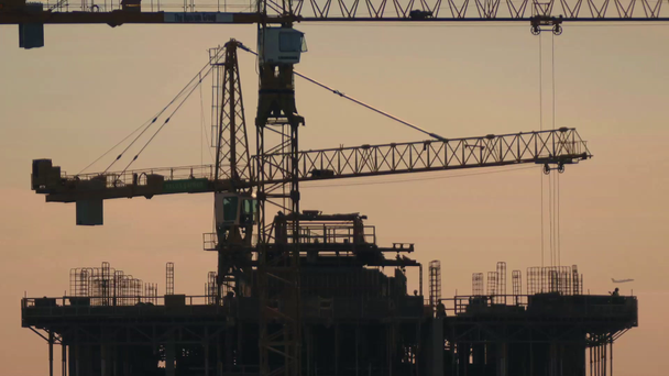 Dělníci na vrcholu budovy ve výstavbě - Záběry, video