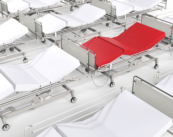Rotes Krankenhausbett sticht unter vielen weißen Betten hervor - Foto, Bild