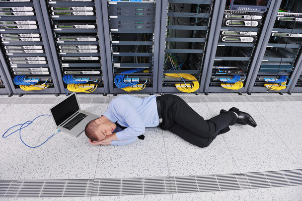 Situación de fallo del sistema en la sala de servidores de red
 - Foto, Imagen