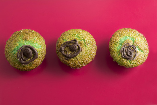 Minttu maukkaita cupcakes vaaleanpunainen tausta, koristeltu suklaalla
 - Valokuva, kuva