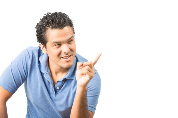 Doigt pointant l'homme hispanique vide espace de copie H
 - Photo, image