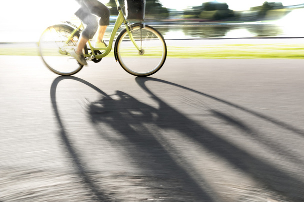 Persoon op fiets gieten shadow - Foto, afbeelding
