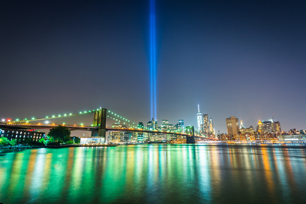 The Tribute in Light sobre o horizonte de Manhattan à noite, visto
 - Foto, Imagem