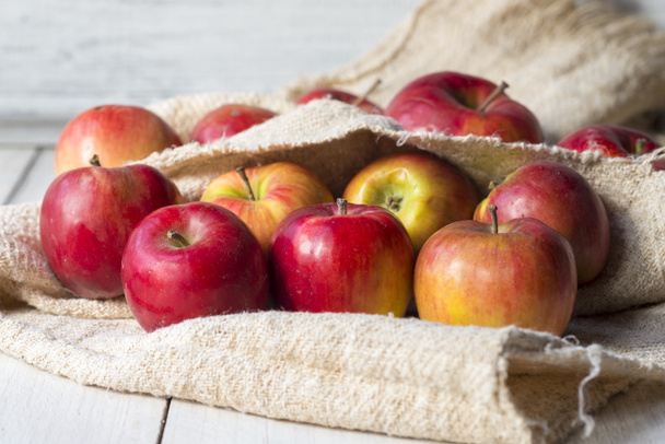 спелые красные яблоки на столе - Фото, изображение