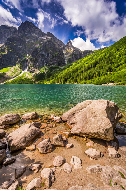 Lago no meio das montanhas no verão
 - Foto, Imagem