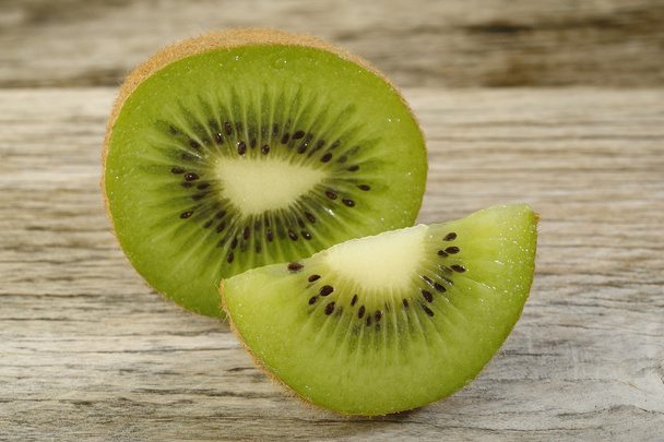 kiwi fruit op houten ondergrond - Foto, afbeelding