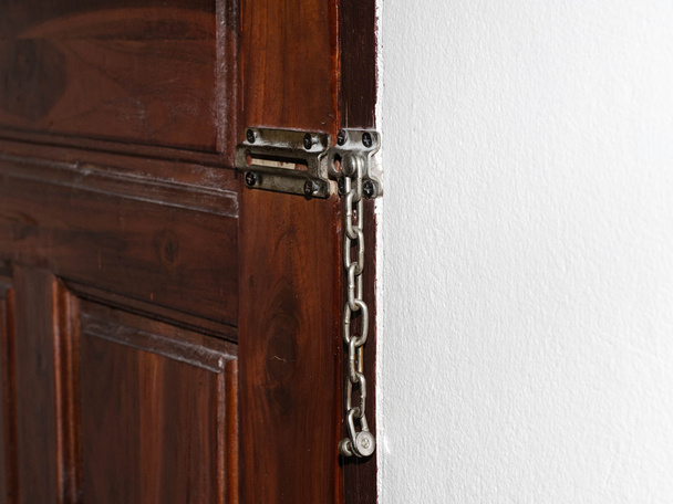 Cerradura de puerta de cadena Para seguridad
 - Foto, imagen