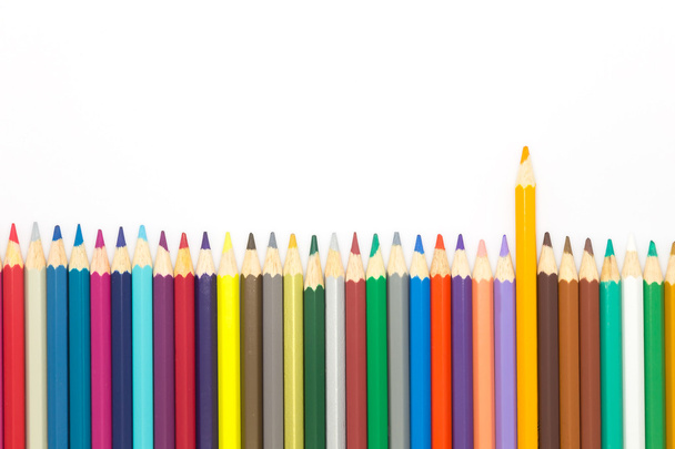 Set di matite in legno a colori multipli su bianco
 - Foto, immagini