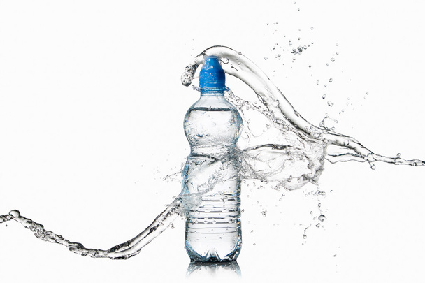 kleine plastic fles water - Foto, afbeelding
