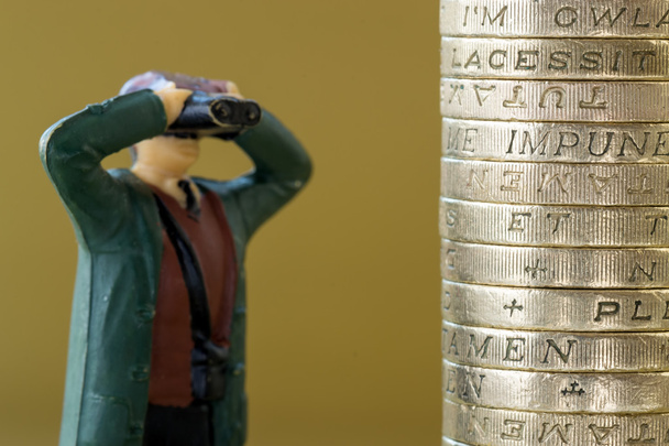 Einzelnes Miniaturmodell mit Blick auf englische Pfund-Münzen - Foto, Bild