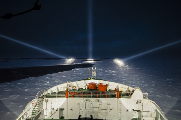 Nave rompighiaccio che naviga di notte nei mari polari
 - Foto, immagini