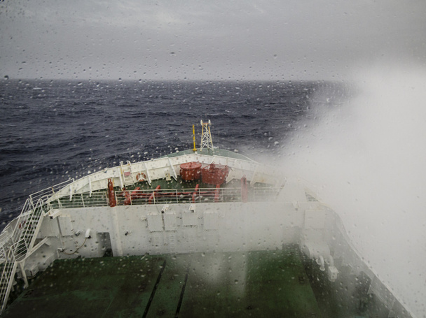 Hajó a viharos tengeren hajózás - Fotó, kép