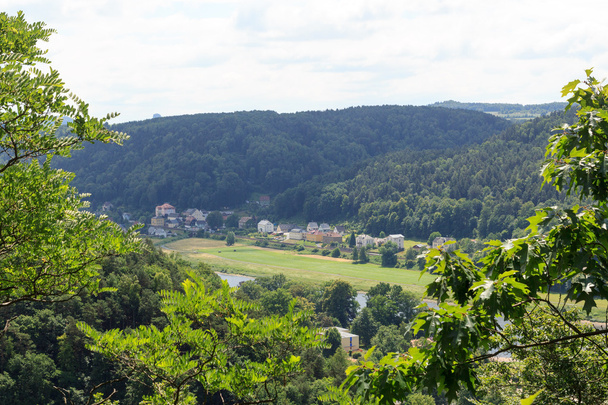 Widok w kierunku Łaby i Krippen, dzielnicy Bad Schandau w Szwajcarii Saksońskiej - Zdjęcie, obraz