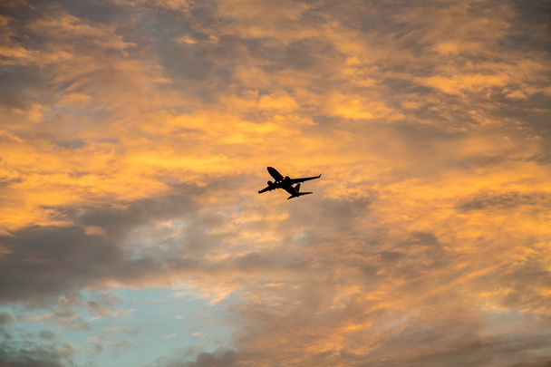 Vliegtuig oplopende bij dageraad - Foto, afbeelding