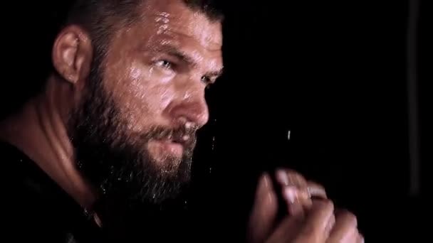 Um homem barbudo à chuva
 - Filmagem, Vídeo