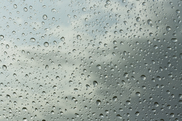 regendruppels op glas - Foto, afbeelding