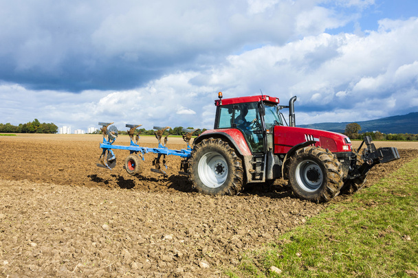 Traktor szántás egy mező - Fotó, kép