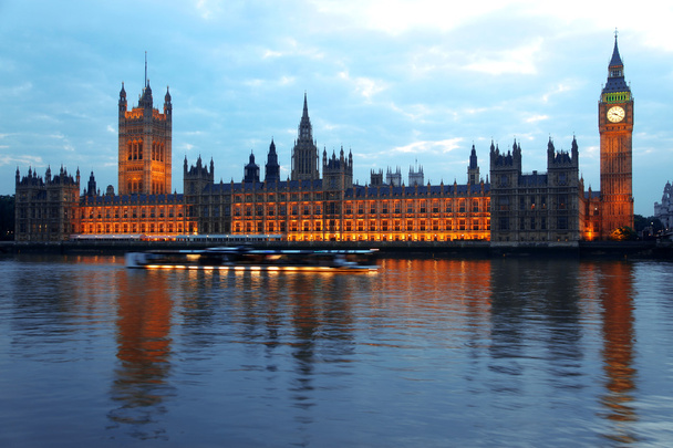 Big Ben'e ve Parlamento derin sisin içinde alınan evlerin - Fotoğraf, Görsel