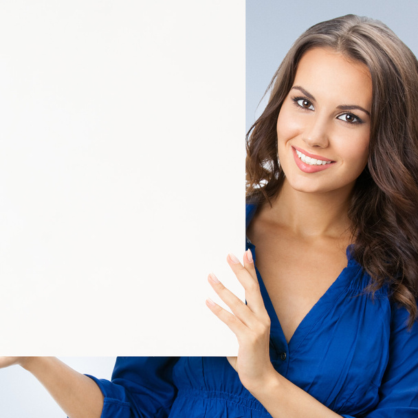 Beautiful young woman showing blank signboard - Fotó, kép