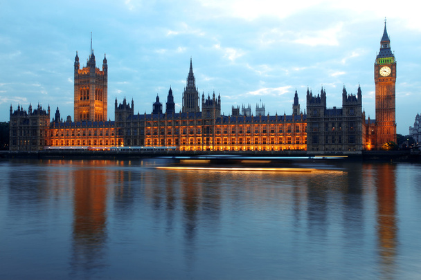 Serata Big Ben e Camere dei Parlamentari con nave in movimento sul
 - Foto, immagini
