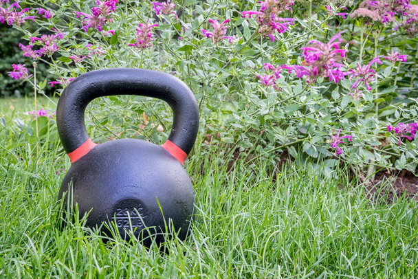 kettlebell pesado no quintal
 - Foto, Imagem