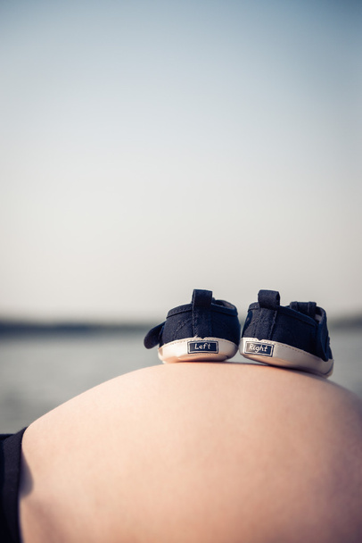 Brzuch i przyszłego dziecka buty - Zdjęcie, obraz