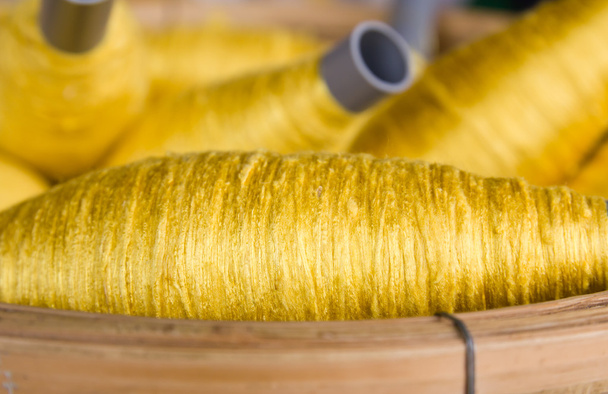 Швейные нити золотого цвета
 - Фото, изображение
