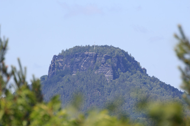 Tafelberg Lilienstein gezien vanaf Bad Schandau in Saksisch Zwitserland - Foto, afbeelding